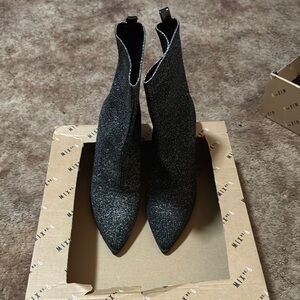Mix No. 6 Black Heeled Boots with Pointed Toe and V-Shaped Opening